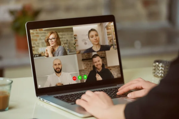 여성의 노트북 화면을 있습니다 사업가가 자신의 작업실에 컴퓨터로 온라인 브리핑에서 — 스톡 사진