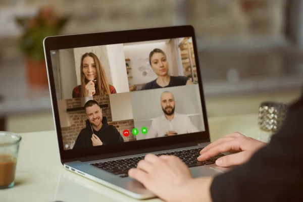 Bir kadının omzunda dizüstü bilgisayar görüntüsü. Bir kız stüdyosundaki bir bilgisayarda iş arkadaşları için brifing veriyor. Bilgisayarında video toplantısı yapan bir öğrenci..