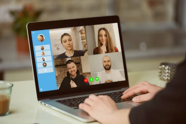 여성의 노트북 화면을 있습니다 사업가가 자신의 아파트에 컴퓨터로 온라인 브리핑을 — 스톡 사진