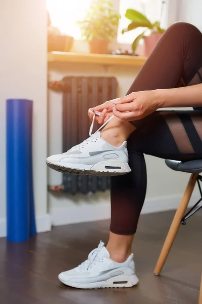 Una Foto Cercana Las Manos Las Piernas Una Chica Deportiva —  Fotos de Stock