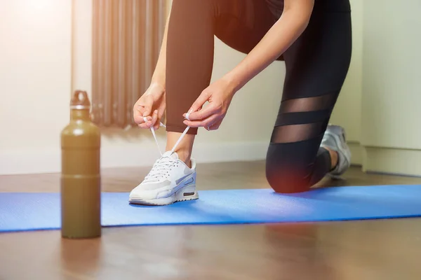 Una Chica Fitness Traje Ajustado Entrenamiento Negro Que Ata Los —  Fotos de Stock