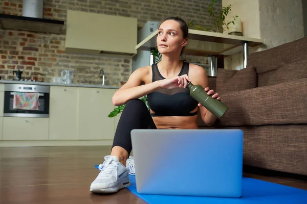 Fată Sportivă Într Costum Strâmt Antrenament Negru Deschide Sticlă Timpul — Fotografie, imagine de stoc