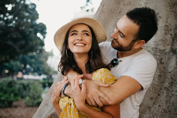 Uma Mulher Sorridente Com Chapéu Vestido Amarelo Seu Namorado Feliz — Fotografia de Stock