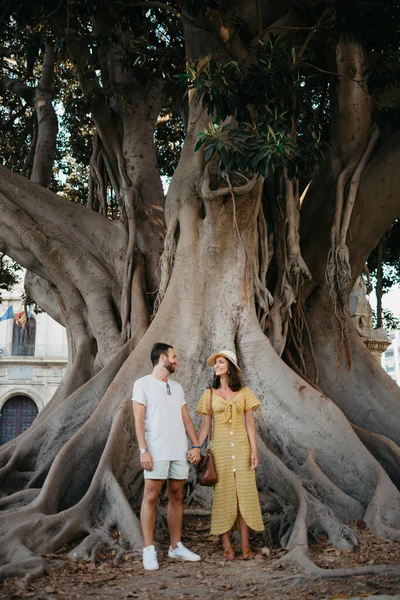 Une Belle Jeune Brune Coiffée Chapeau Une Robe Jaune Avec — Photo