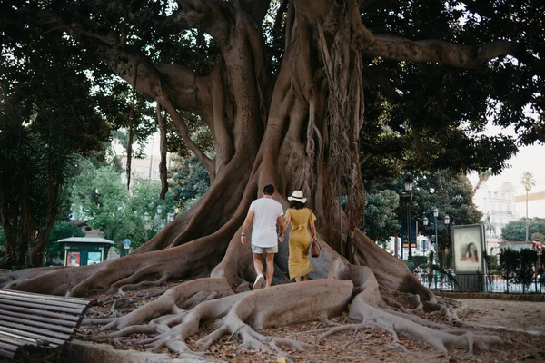 Une Jeune Femme Porte Chapeau Une Robe Jaune Avec Son — Photo