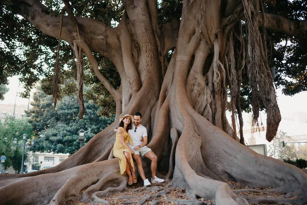 Une Jeune Femme Avec Chapeau Une Robe Jaune Étreint Avec — Photo