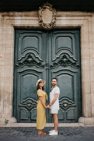 Uma Menina Feliz Chapéu Vestido Com Decote Mergulhando Seu Namorado — Fotografia de Stock