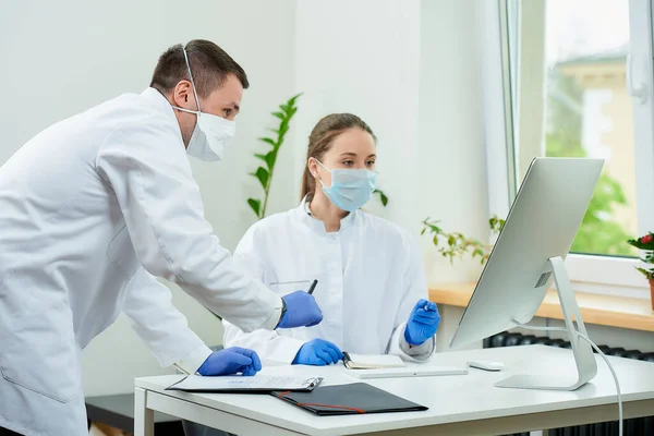 Cirujano Radiólogo Con Mascarillas Médicas Discuten Las Imágenes Rayos Paciente — Foto de Stock