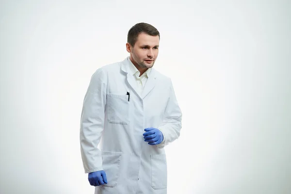 Médico Caucasiano Masculino Jaleco Branco Luvas Médicas Descartáveis Azuis Está — Fotografia de Stock
