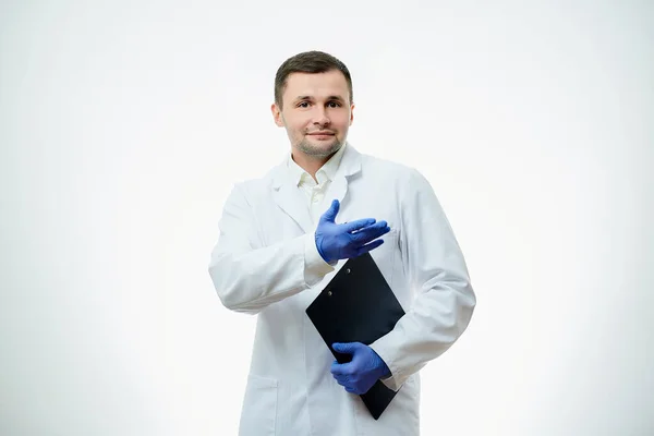 Uśmiechnięty Lekarz Białym Fartuchu Laboratoryjnym Niebieskich Jednorazowych Rękawicach Medycznych Trzyma — Zdjęcie stockowe