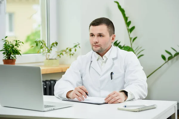 Doctor White Lab Coat Listening Patient Online Meeting Laptop Hospital — Stock Photo, Image