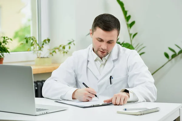 Médico Caucásico Con Una Bata Blanca Laboratorio Está Llenando Una — Foto de Stock