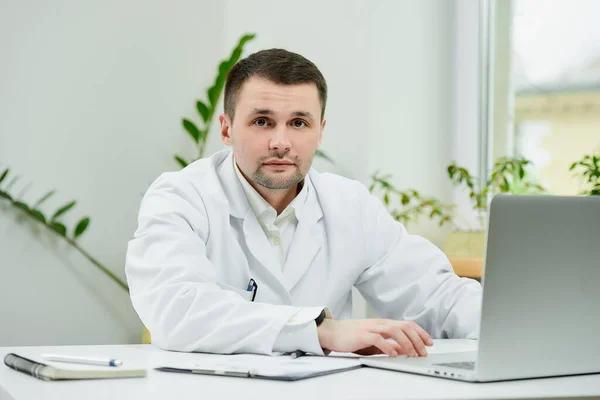 Médico Caucásico Serio Con Una Bata Blanca Laboratorio Distrajo Mientras —  Fotos de Stock