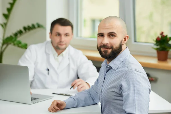 Homme Chauve Réjouit Succès Guérison Près Médecin Caucasien Blouse Blanche — Photo