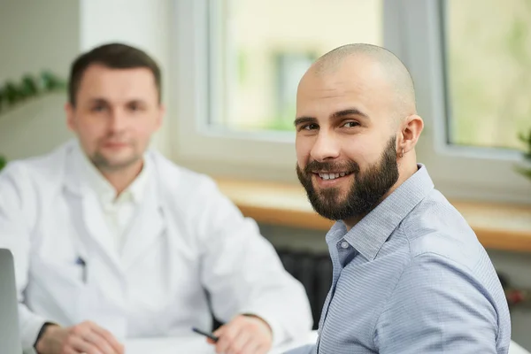 Homme Chauve Sourit Près Médecin Caucasien Blouse Blanche Dans Hôpital — Photo