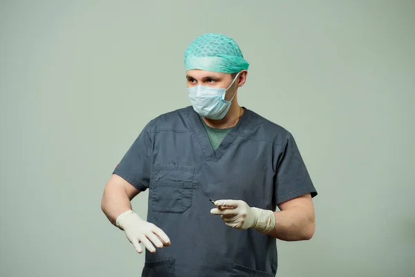 Cirurgião Esfrega Está Preparando Bisturi Para Fazer Uma Incisão Paciente — Fotografia de Stock