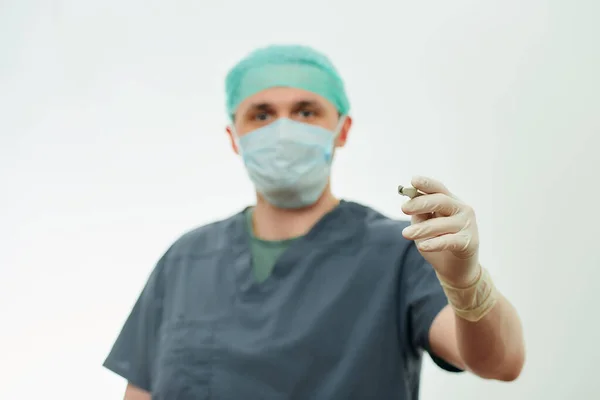 Photo Surgeon Scrubs Focus Scalpel Hospital White Background Doctor Who — Stock Photo, Image
