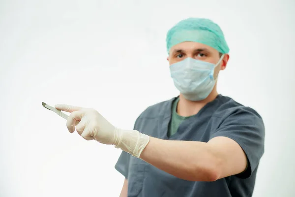 Uma Visão Lateral Cirurgião Esfoliação Com Foco Bisturi Hospital Fundo — Fotografia de Stock