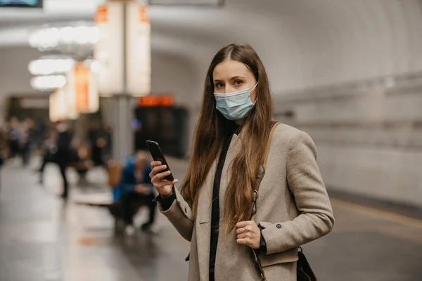 Eine Frau Mit Medizinischer Gesichtsmaske Zur Vermeidung Der Ausbreitung Des — Stockfoto