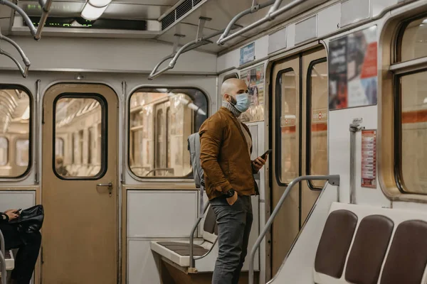 코로나 바이러스가 퍼지는 피하기 마스크를 수염을 남자가 지하철에서 새로운 기다리고 — 스톡 사진