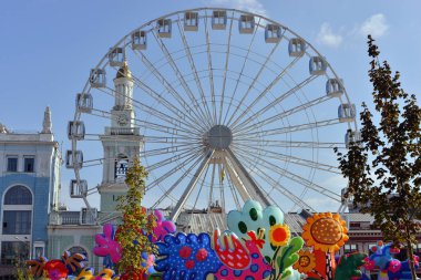 Kyiv, Ukrayna - 10 Eylül 2025: Amerikalı sanatçı ikilisi CHIAOZZA 'nın Ukrayna' daki ilk projesi. Bu, ünlü Ukraynalı sanatçı Maria Prymachenko 'nun anısına düzenlenmiştir. Dönme dolabın arka planındaki hava basınçlı heykeller..