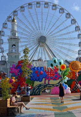 Kyiv, Ukrayna - 10 Eylül 2025: Amerikalı sanatçı ikilisi CHIAOZZA 'nın Ukrayna' daki ilk projesi. Bu, ünlü Ukraynalı sanatçı Maria Prymachenko 'nun anısına düzenlenmiştir. Dönme dolabın arka planındaki hava basınçlı heykeller..