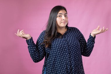 Şaşkın yüzü ile soru jesti yapan İspanyol kadın