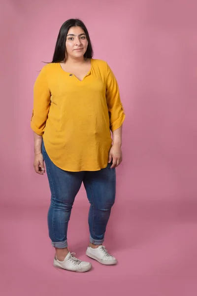 pembe arka plan ile stüdyoda poz rahat giysiler ile güzel kadın