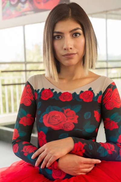 Retrato Bela Morena Latina Com Tutu Vermelho Com Flores — Fotografia de Stock