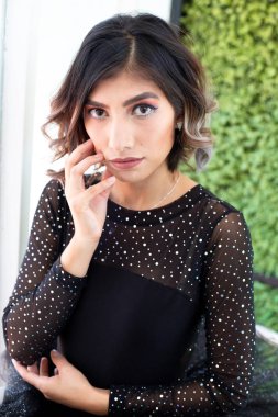 Yüksek açılı çekim-temiz cilt moda giysiler ve makyaj ile Portre İspanyol kadın