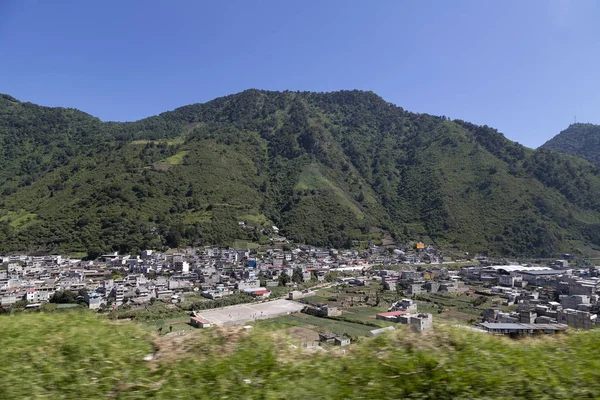 Panoramisch van kleine stad omringd door bergen-landschap van Latino America Guatemala — Stockfoto