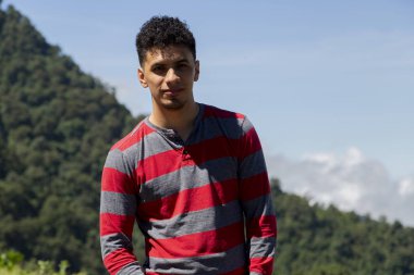 Guatemala arkasında dağlar ile kırsal alanda Latino adam Portresi