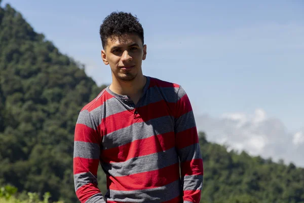 Retrato del hombre latino en zona rural con montañas en Guatemala — Foto de Stock