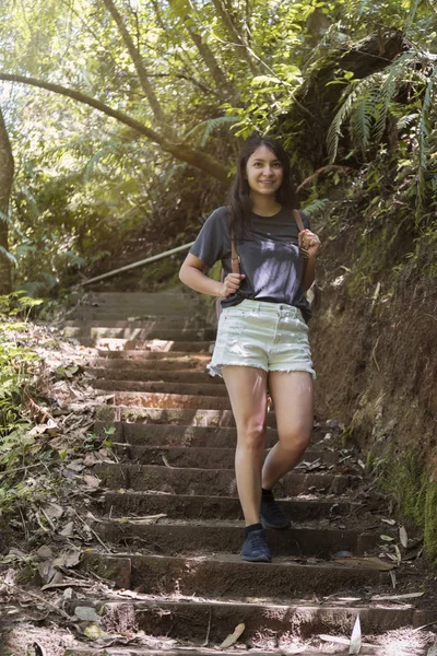 Viajero hispano caminando y explorando en el bosque tropical con su mochila en la espalda - Mujer latina viajando en Guatemala — Foto de Stock