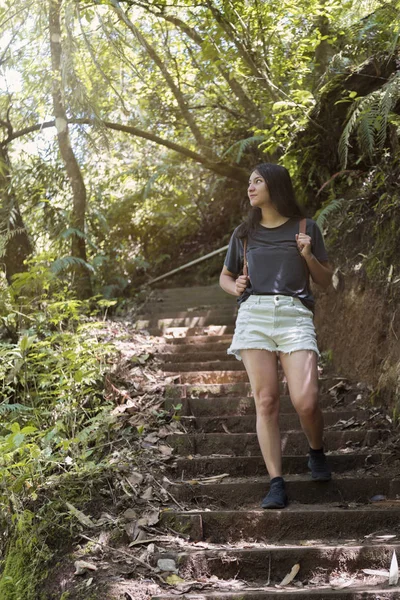 Viajero hispano caminando y explorando en el bosque tropical con su mochila en la espalda - Mujer latina viajando en Guatemala — Foto de Stock