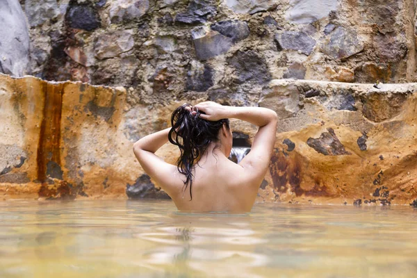 Mulher relaxando em fontes termais nas costas da mulher guatemalteca submersa em águas naturais — Fotografia de Stock