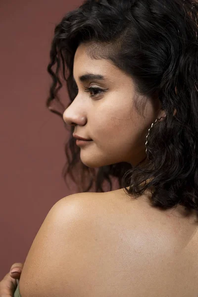 Latino vrouw met krullend haar in studio - brunette vrouw met blote schouders - natuurlijke meisje — Stockfoto