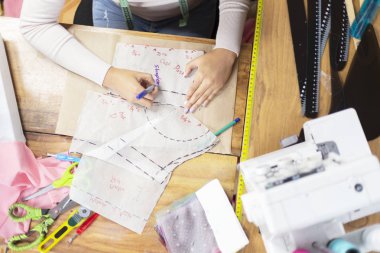 Yaratıcı desenler ve tasarımlar üzerinde çalışan moda tasarımcılarının en üst görünümü - yaratıcı moda tasarım süreci