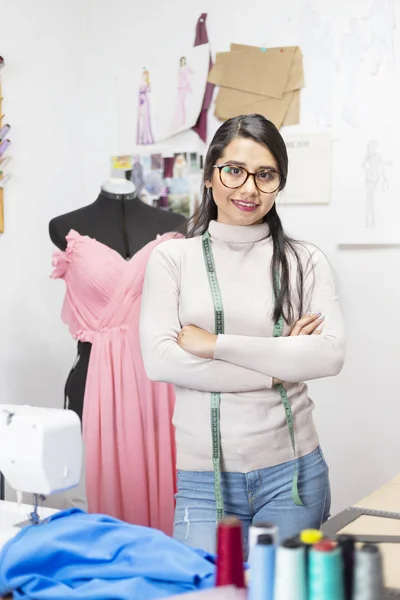 Küçük stüdyosundaki genç moda tasarımcısı - İspanyol girişimci kadın - İspanyol tasarımcı
