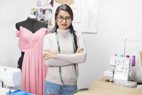 Diseñadora de moda latina trabajando en sus diseños en su estudio - mujer emprendedora — Foto de Stock