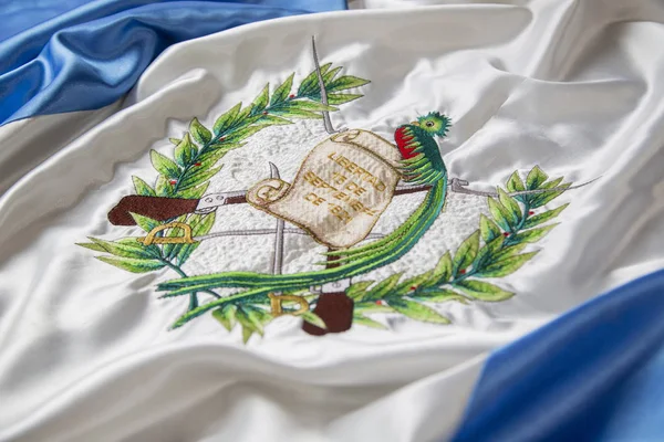 Primer plano de la bandera de Guatemala - detalle del escudo nacional guatemalteco — Foto de Stock