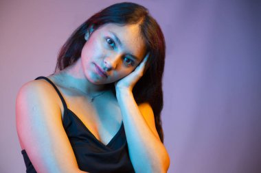 Stüdyoda renkli ışıkları olan son moda İspanyol kadın, düşünceli kadın, renkli sanatsal fotoğrafçılık.