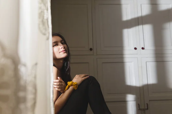 Spaanse Jonge Vrouw Zit Haar Kamer Met Zonlicht Haar Gezicht — Stockfoto