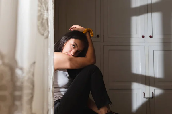 Spaanse Jonge Vrouw Zit Haar Kamer Met Zonlicht Haar Gezicht — Stockfoto