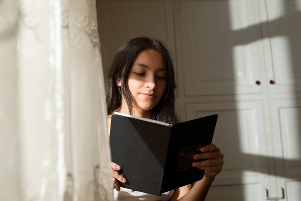 Jovem Hispânica Lendo Livro Menina Séria Assistindo Livro Preto Seu — Fotografia de Stock