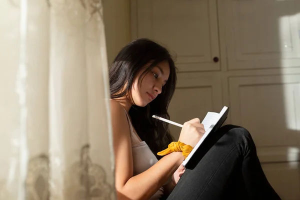 Young Hispanic Woman Writing Black Notebook Thoughtful Girl Writing Her — Stock Photo, Image