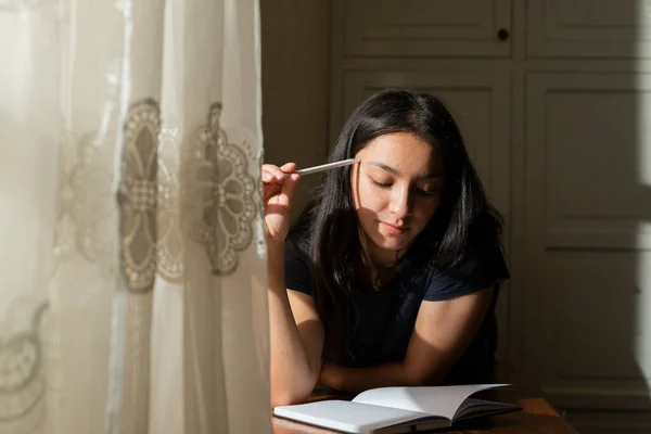 Jonge Spaanse Vrouw Schrijft Een Zwart Notitieboekje Attent Meisje Schrijft — Stockfoto