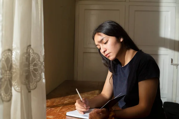 Jonge Spaanse Vrouw Schrijft Een Notitieboekje Serieus Meisje Schrijft Haar — Stockfoto