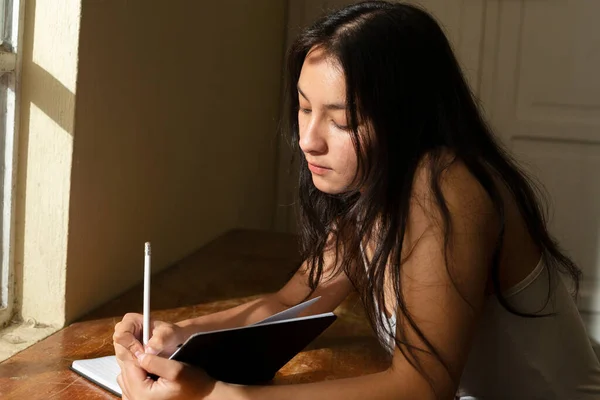 Jonge Spaanse Vrouw Schrijft Een Notitieboekje Serieus Meisje Schrijft Haar — Stockfoto