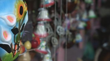 Geleneksel el yapımı ve boyalı el sanatları pazarda, el yapımı renkli kil parçaları.